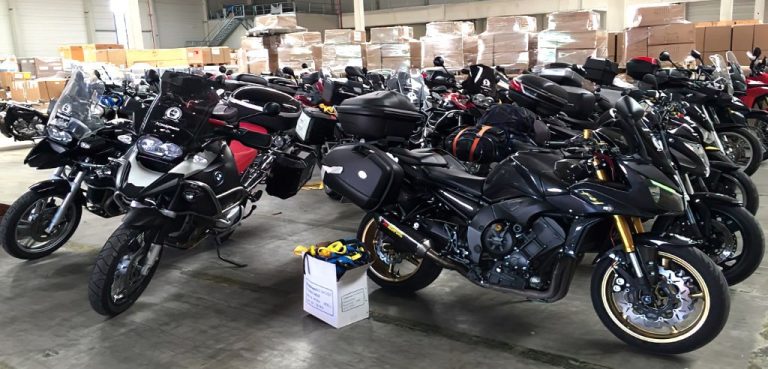 Motorräder im Lager ausgepackt